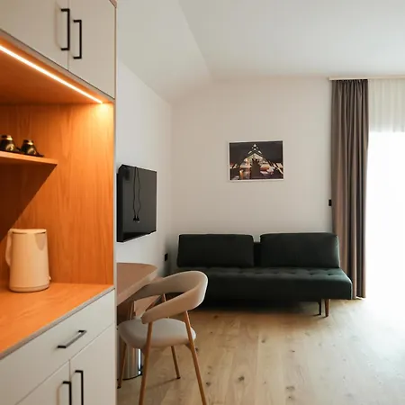 Gostilna Hrast & 4* Apace