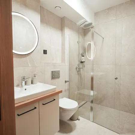Gostilna Hrast & 4* Apace